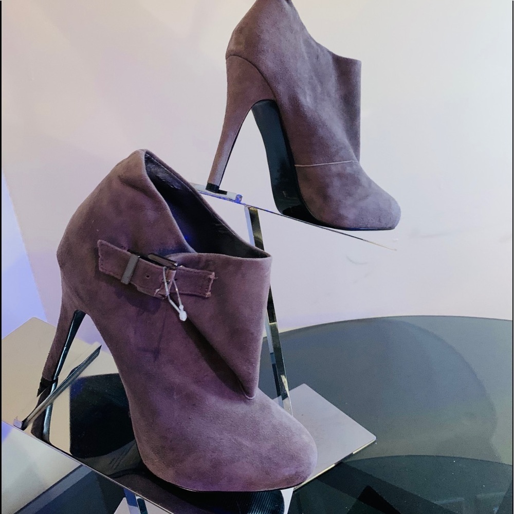S64- 💰💰SALE 💰💰Colin Stuart BN Gray suede boots 7.5